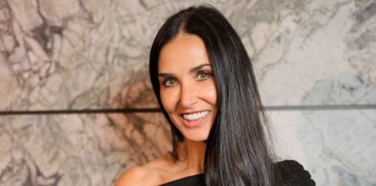 Demi Moore με μπικίνι σε καταρράκτη, το θαύμα της φύσης