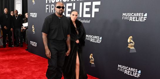 Η Bianca Censori εμφανίστηκε γυμνή στο κόκκινο χαλί των Grammys