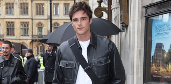 Η μικρή μαύρη τσάντα είναι σωτήρια. Θα την κρατούσες;