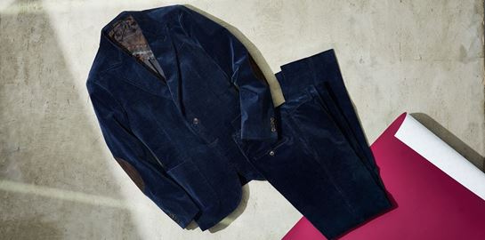 Το κοτλέ κοστούμι κοιτά στα μάτια το βελούδινο