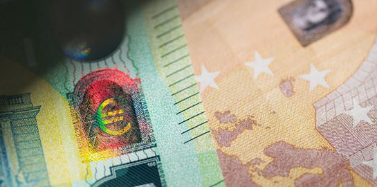 Γιατί πέφτει το ευρώ και τι σημαίνει αυτό για την ελληνική οικονομία;