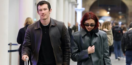 Ποιος είναι ο Callum Turner, ο αρραβωνιαστικός της Dua Lipa