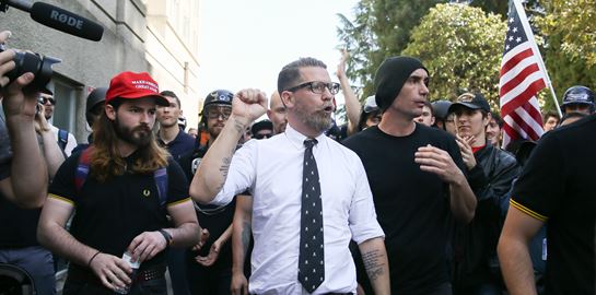 Ο Donald Trump δεν καταδίκασε την ακροδεξιά, οι Proud Boys επανεμφανίστηκαν στο Facebook