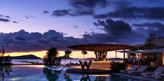 Στο W Costa Navarino για Electro Vibes, γενέθλια με Σάκη Ρουβά και κορυφαία καλοκαιρινά events