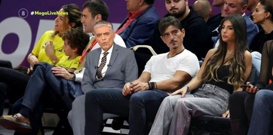 Ο Νίκος Ευαγγελάτος μόλις &#39;έκατσε&#39; στα court seats της Uber Arena, δίπλα στον Δημήτρη Γιαννακόπουλο
