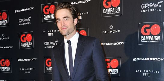 Ο Robert Pattinson αποδεικνύει γιατί η στενή γραβάτα αντέχει ακόμη