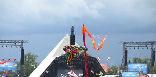 Κι όμως, μπορείς να απολαύσεις το Glastonbury 2024 από την άνεση του σπιτιού σου