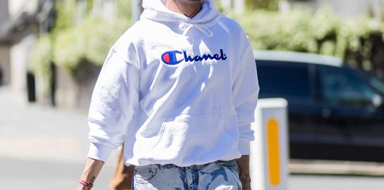 Logos και 90s νοσταλγία στα φούτερ του φετινού φθινοπώρου