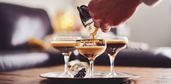 Τελικά, πόσο επικίνδυνος είναι ο συνδυασμός αλκοόλ και καφεΐνης;