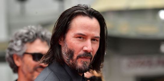 Μόνο ο Keanu Reeves μπορεί να συνδυάσει έτσι το κοστούμι