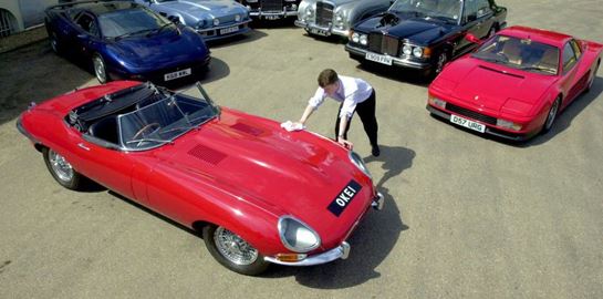 Ο άνθρωπος που έφτιαξε ολομόναχος μία Ferrari Testarossa