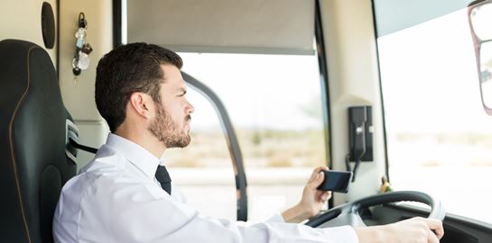 Οδηγός ΚΤΕΛ τερματίζει το multitasking με τσιγάρο και κινητό ενώ οδηγεί (video)