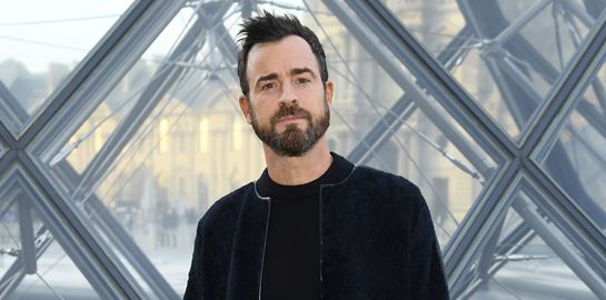 Το blue black look του Justin Theroux