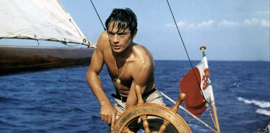 Η παντοτινή καλοκαιρινή γοητεία του Alain Delon
