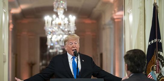 Ο Trump πετά έξω από τον Λευκό Οίκο δημοσιογράφο του CNN