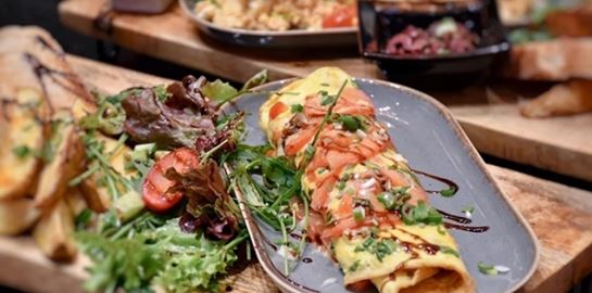 Στο νέο En Aithria Athens για brunch με θέα