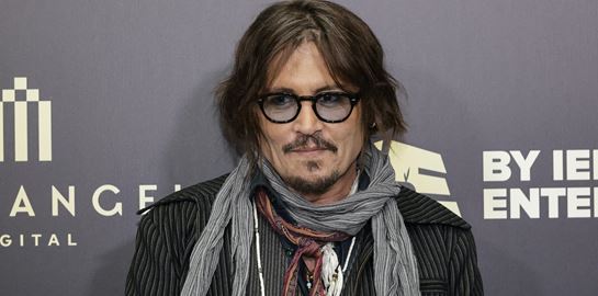 O Johnny Depp φορά τα ρούχα του βασιλιά Λουδοβίκου XV