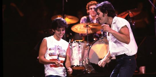 Όταν o Bruce Springsteen χόρευε στη σκηνή με την Courteney Cox