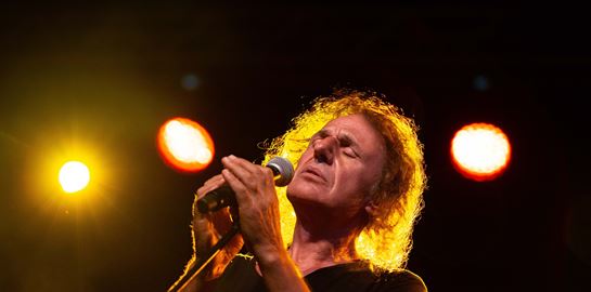 5 αξέχαστες live εμφανίσεις του Βασίλη Παπακωνσταντίνου