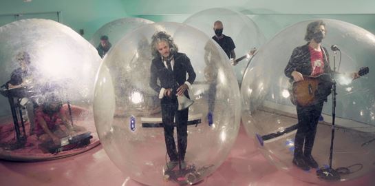 Συναυλία μέσα σε πλαστική φούσκα