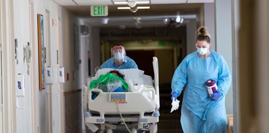 Η απίστευτη περίπτωση ενός άντρα που πέθανε αφού νόσησε τέσσερις φορές από κορονοϊό