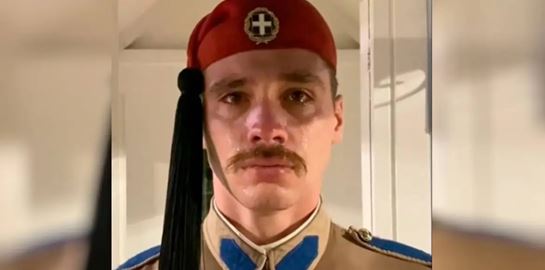 Ποιος είναι ο Εύζωνας που έγινε viral επειδή συγκινήθηκε