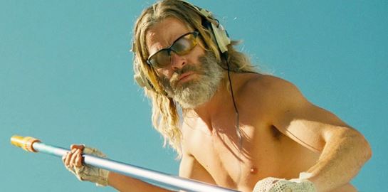 Πρώτο trailer για το Poolman με τον &#39;αγνώριστο&#39; Chris Pine