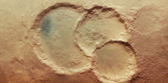 Ένας σπάνιος, εντυπωσιακός τριπλός κρατήρας βρέθηκε στον Άρη