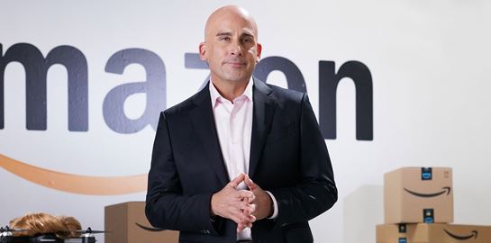 Ο Steve Carell ντύνεται Jeff Bezos και τρολάρει ασύστολα τον Trump