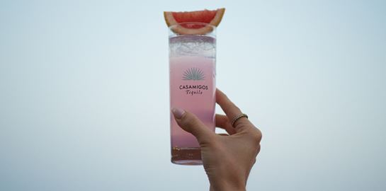 Απολαμβάνοντας τη ζωή με την Casamigos, την τεκίλα των φίλων