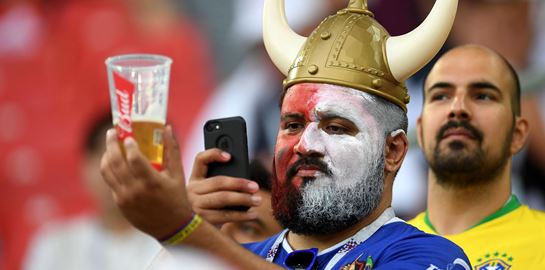 Σουηδοί φίλαθλοι άδειασαν από μπύρες τη Ρωσία