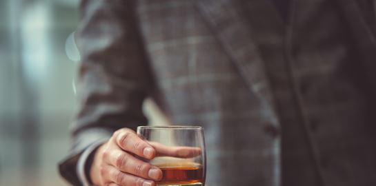 Το ουίσκι κόβει τον βήχα, το λέει και η επιστήμη