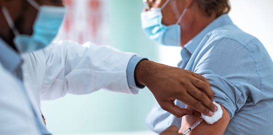 Ξεκινούν οι εμβολιασμοί για ευπαθείς ομάδες και άτομα 70-74 ετών