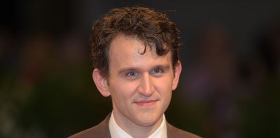 O κινηματογραφικός Edgar Allan Poe έχει άρωμα Harry Potter και The Queen&#39;s Gambit