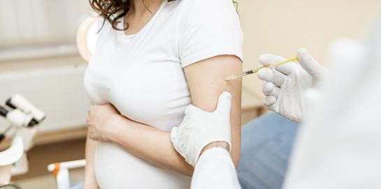 Ασφαλή τα εμβόλια Pfizer και Moderna για τις εγκύους, σύμφωνα με το CDC