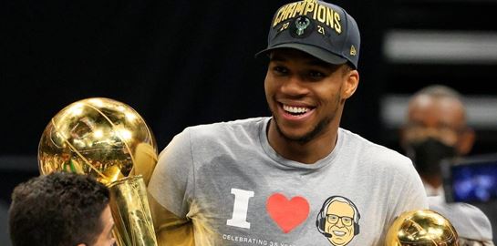 Ο Γιάννης Αντετοκούνμπο ήδη μαθαίνει ελληνικά στο γιο του