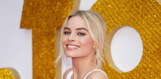 H Margot Robbie γίνεται Barbie στη μεγάλη οθόνη