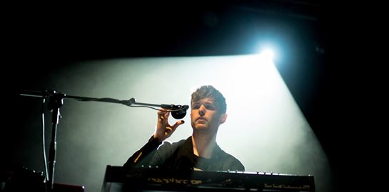 Ο νέος δίσκος του James Blake είναι πιο αισιόδοξος από ό,τι περιμέναμε