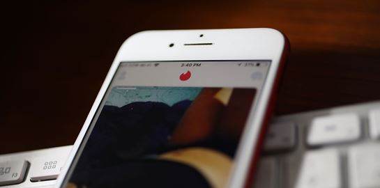 Tinder και Grindr ρισκάρουν επικίνδυνα με τα όρια ηλικίας