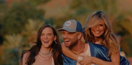 Στο νέο βίντεο κλιπ των Sofi Tukker, την παράσταση κλέβει η Heidi Klum