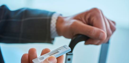 Στα φαρμακεία τα self tests σε συσκευασίες των 25 τεμαχίων