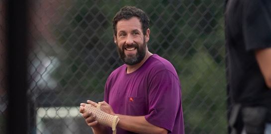 Ο Adam Sandler τρεντάρει στο ελληνικό Twitter. Αλλά γιατί;