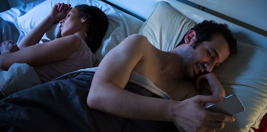 Τι είναι πια αυτό το micro-cheating;