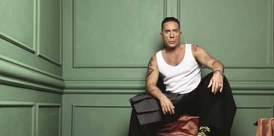 O Γιώργος Μαζωνάκης προβάρει τα γερμανικά του για τους Rammstein στο απόλυτο βίντεο της ημέρας