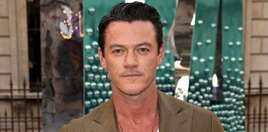 Το blazer του φετινού καλοκαιριού είναι λινό και σταυρωτό