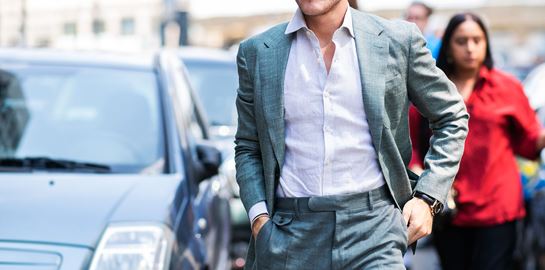 Τα καλοκαιρινά κοστούμια που θα σε κρατήσουν δροσερό