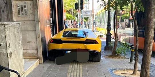 Γιατί μας ενοχλεί τόσο μια Lamborghini στο πεζοδρόμιο