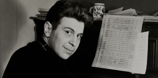 H ζωή του Μίκη Θεοδωράκη έγινε σειρά