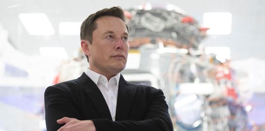 O Elon Musk μόλις αποκάλυψε γιατί καθυστερεί το ταξί χωρίς οδηγό και τιμόνι