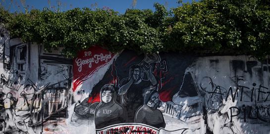 Γάλλοι αστυνομικοί βγήκαν στους δρόμους για τη δολοφονία του George Floyd